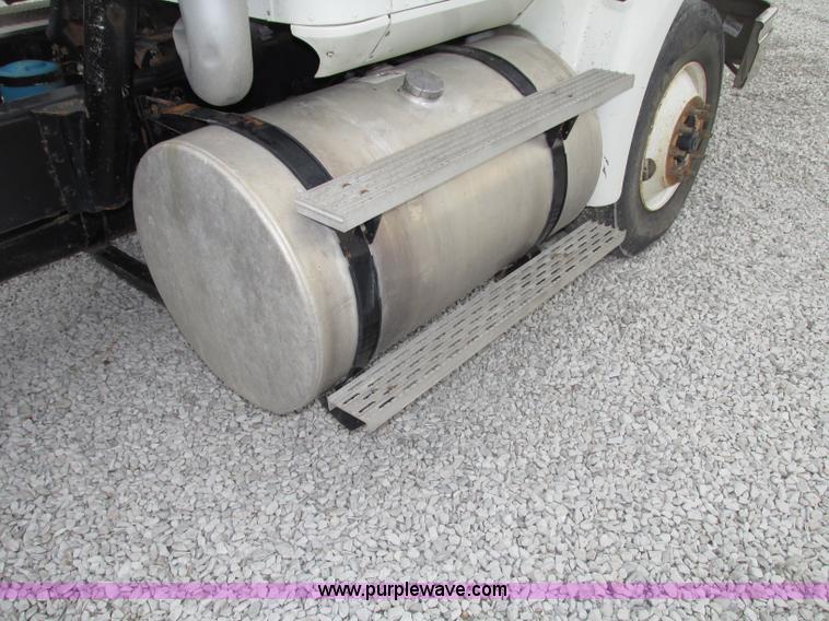 image for item F7399 2000 International 9200i semi truck