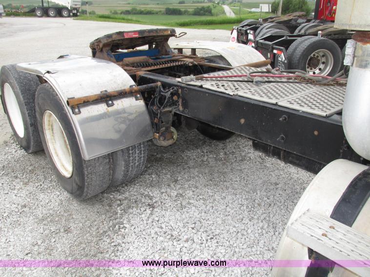 image for item F7399 2000 International 9200i semi truck