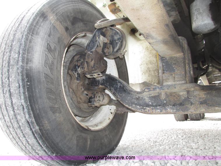 image for item F7399 2000 International 9200i semi truck