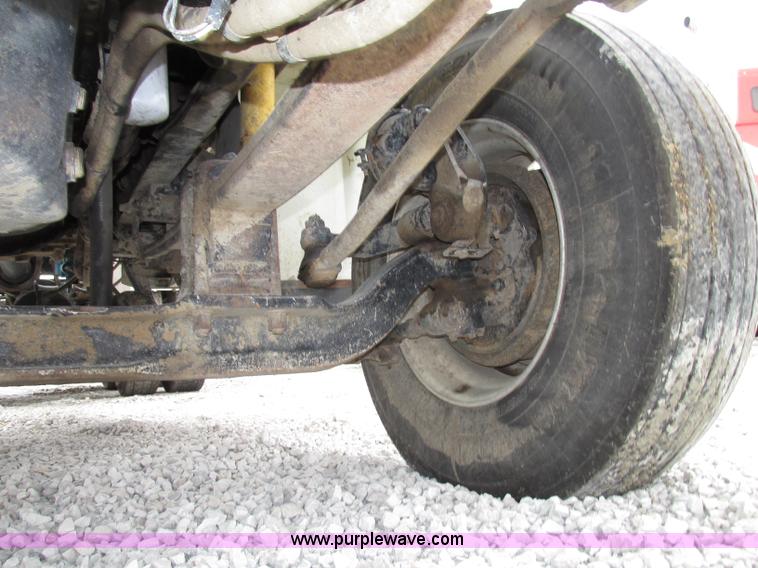 image for item F7399 2000 International 9200i semi truck