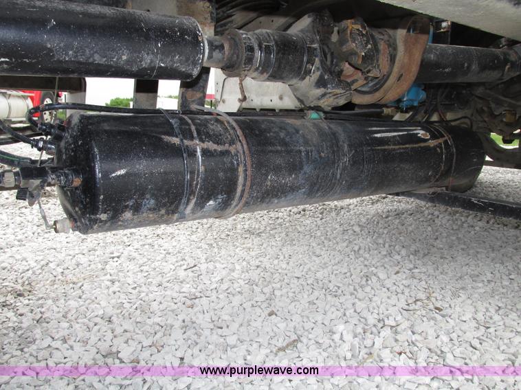 image for item F7399 2000 International 9200i semi truck