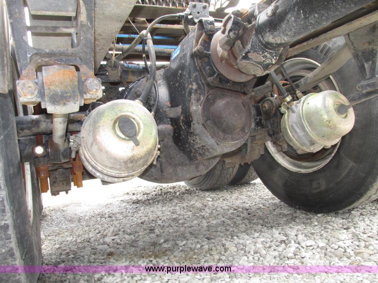 image for item F7399 2000 International 9200i semi truck