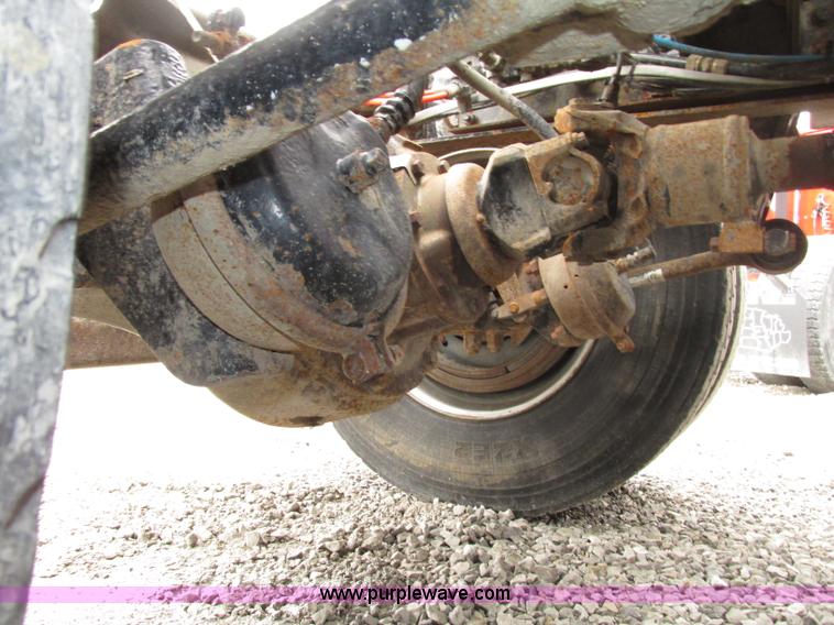 image for item F7399 2000 International 9200i semi truck