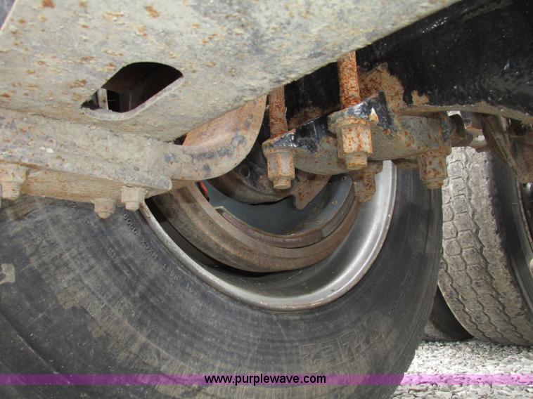 image for item F7399 2000 International 9200i semi truck