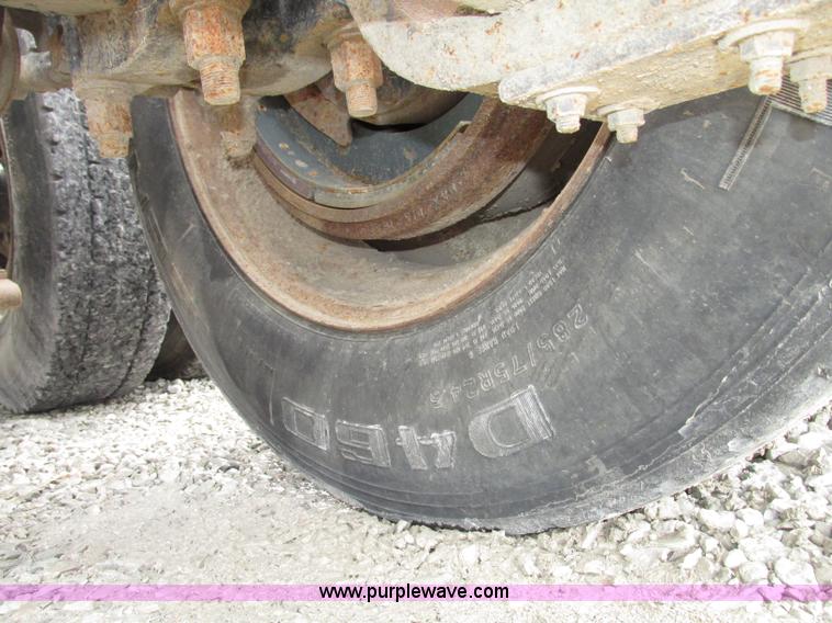 image for item F7399 2000 International 9200i semi truck