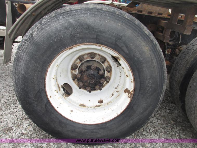 image for item F7399 2000 International 9200i semi truck