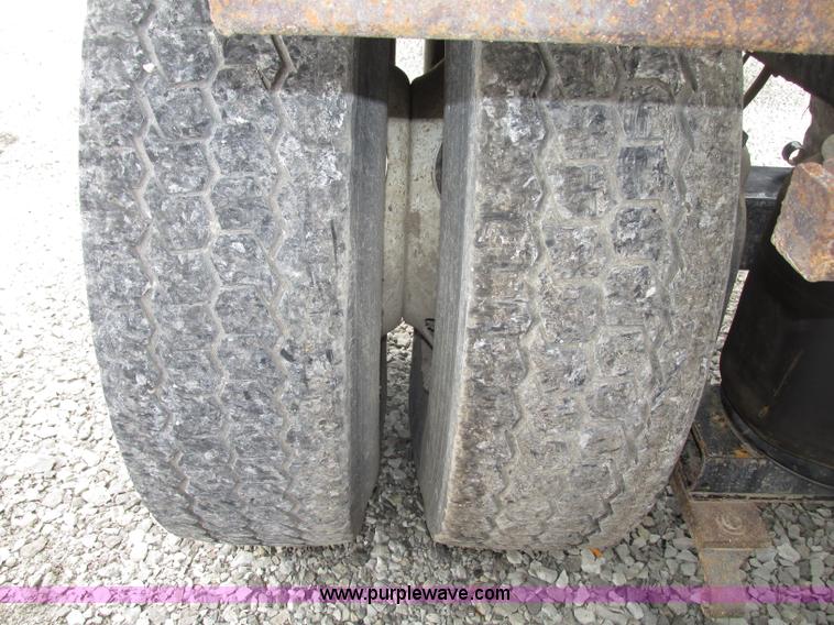 image for item F7399 2000 International 9200i semi truck