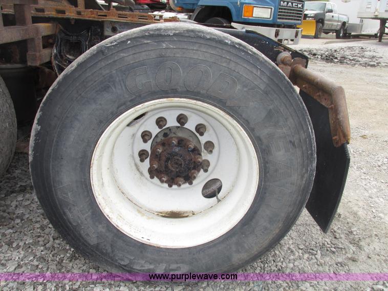 image for item F7399 2000 International 9200i semi truck