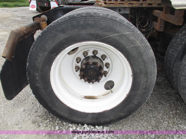 image for item F7399 2000 International 9200i semi truck