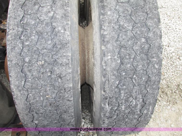 image for item F7399 2000 International 9200i semi truck