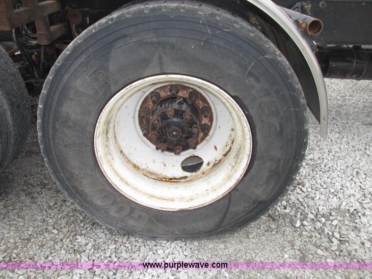 image for item F7399 2000 International 9200i semi truck