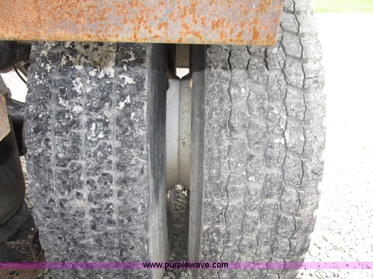 image for item F7399 2000 International 9200i semi truck