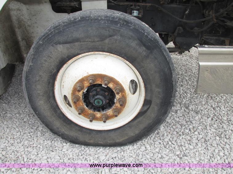 image for item F7399 2000 International 9200i semi truck