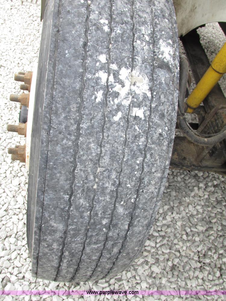 image for item F7399 2000 International 9200i semi truck