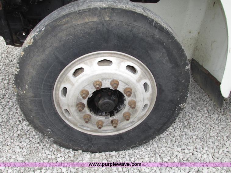 image for item F7399 2000 International 9200i semi truck