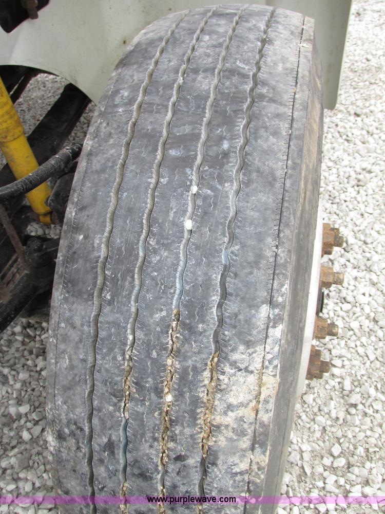 image for item F7399 2000 International 9200i semi truck