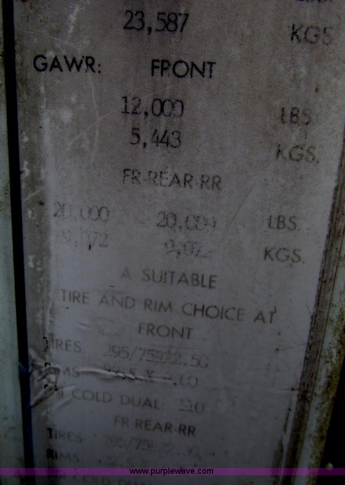 image for item F7399 2000 International 9200i semi truck