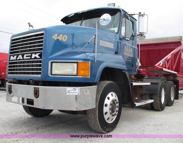 image for item F7400 1995 Mack CH613 semi truck