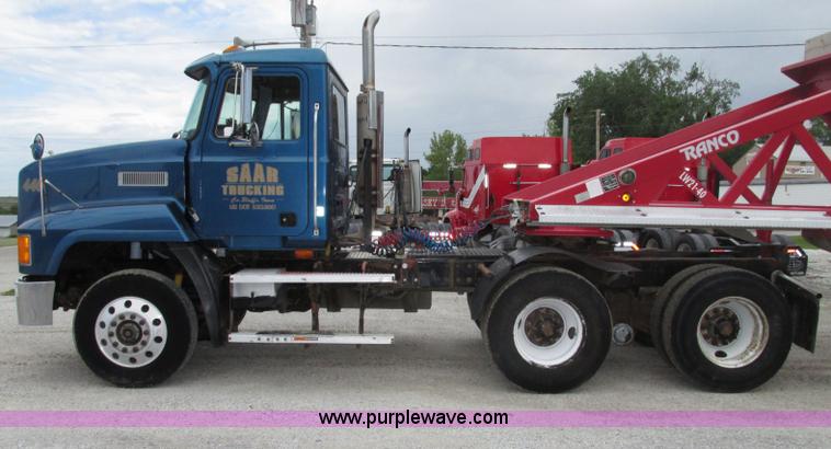 image for item F7400 1995 Mack CH613 semi truck