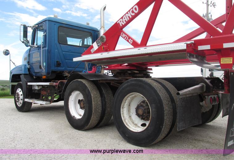 image for item F7400 1995 Mack CH613 semi truck