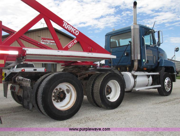 image for item F7400 1995 Mack CH613 semi truck