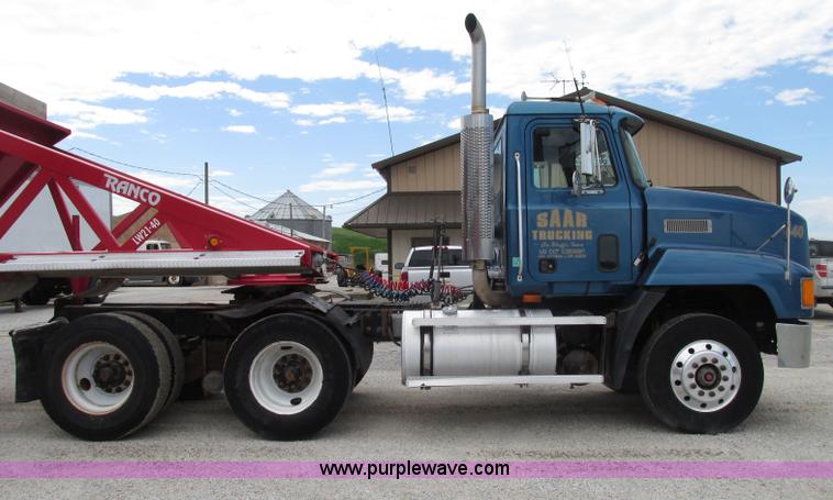 image for item F7400 1995 Mack CH613 semi truck