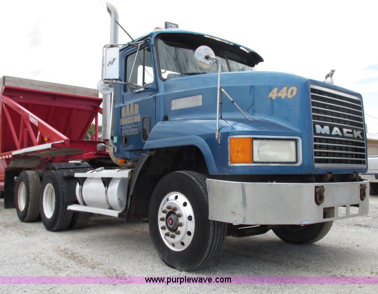 image for item F7400 1995 Mack CH613 semi truck
