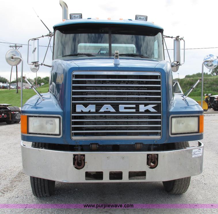 image for item F7400 1995 Mack CH613 semi truck