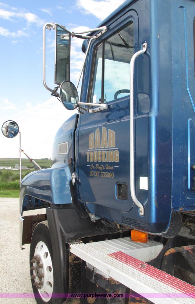image for item F7400 1995 Mack CH613 semi truck