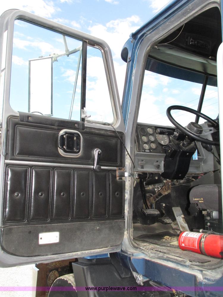 image for item F7400 1995 Mack CH613 semi truck