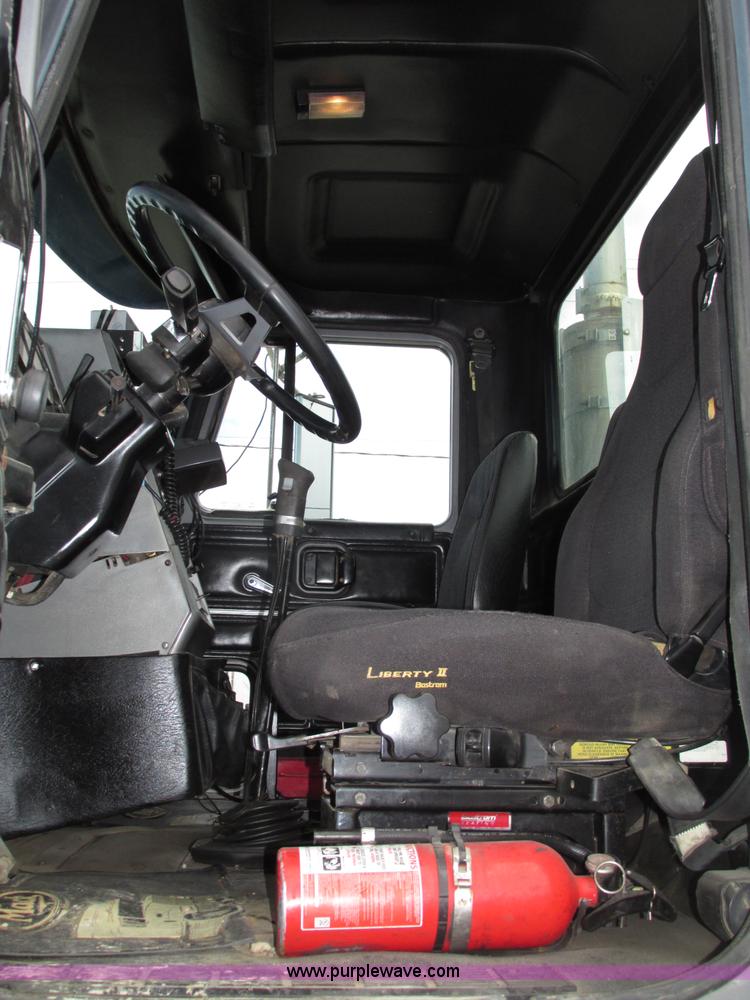 image for item F7400 1995 Mack CH613 semi truck