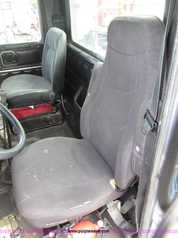 image for item F7400 1995 Mack CH613 semi truck