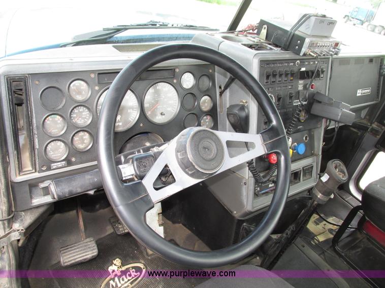 image for item F7400 1995 Mack CH613 semi truck