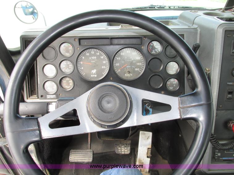 image for item F7400 1995 Mack CH613 semi truck