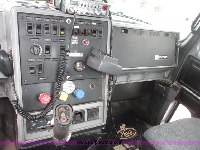image for item F7400 1995 Mack CH613 semi truck