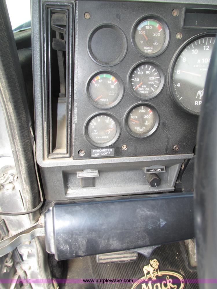 image for item F7400 1995 Mack CH613 semi truck