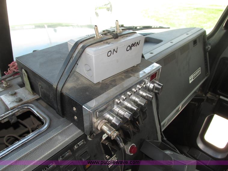 image for item F7400 1995 Mack CH613 semi truck