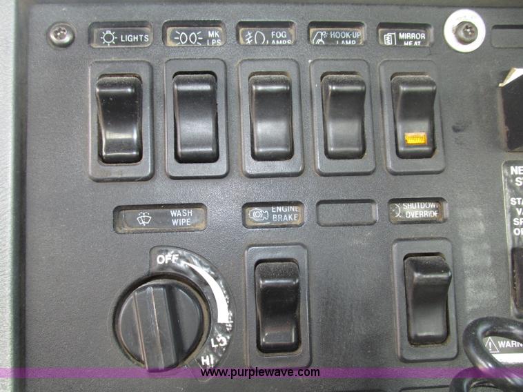 image for item F7400 1995 Mack CH613 semi truck