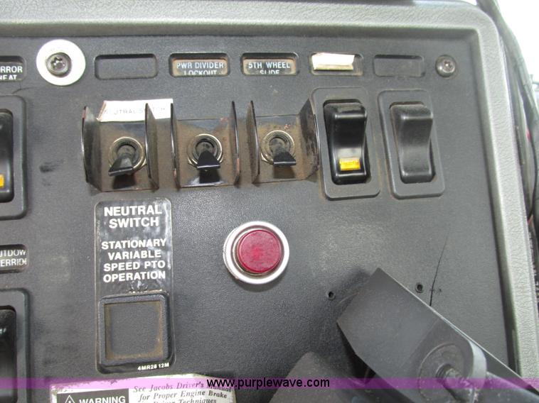 image for item F7400 1995 Mack CH613 semi truck