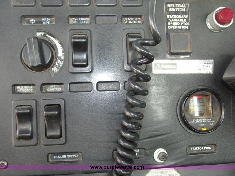 image for item F7400 1995 Mack CH613 semi truck