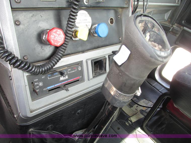 image for item F7400 1995 Mack CH613 semi truck
