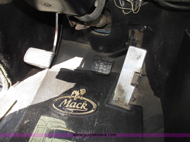 image for item F7400 1995 Mack CH613 semi truck
