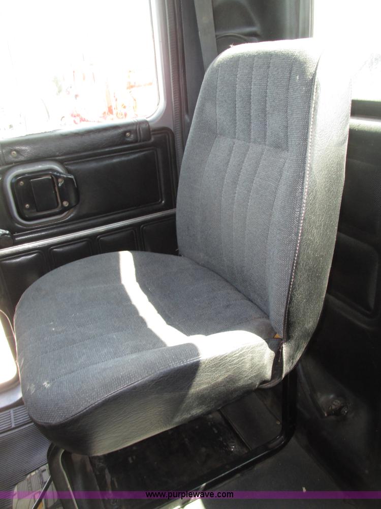 image for item F7400 1995 Mack CH613 semi truck