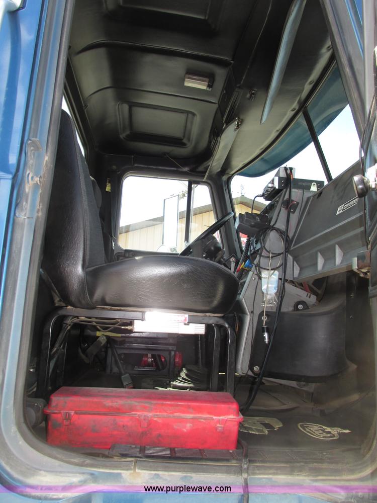 image for item F7400 1995 Mack CH613 semi truck