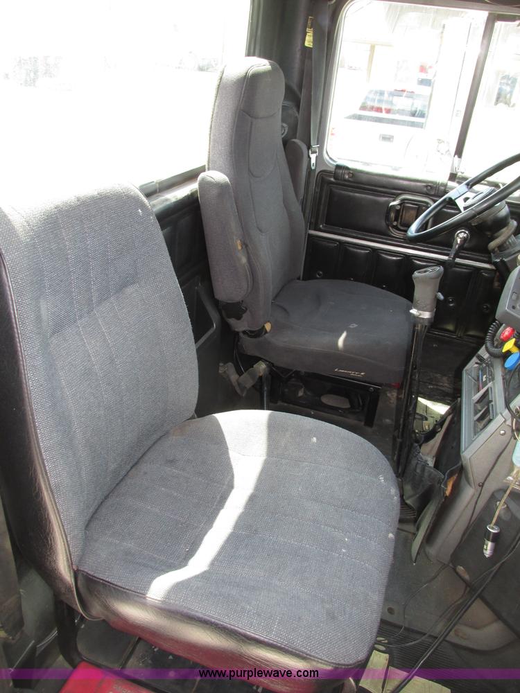 image for item F7400 1995 Mack CH613 semi truck