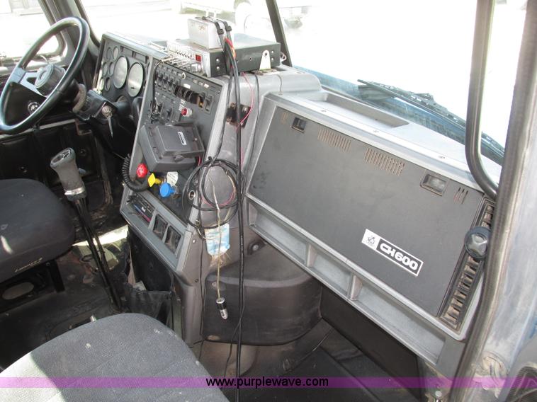 image for item F7400 1995 Mack CH613 semi truck
