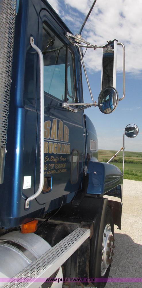 image for item F7400 1995 Mack CH613 semi truck