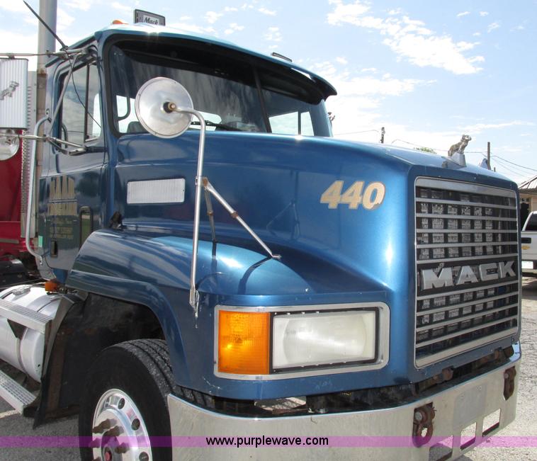image for item F7400 1995 Mack CH613 semi truck