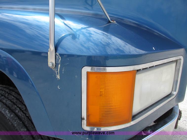 image for item F7400 1995 Mack CH613 semi truck