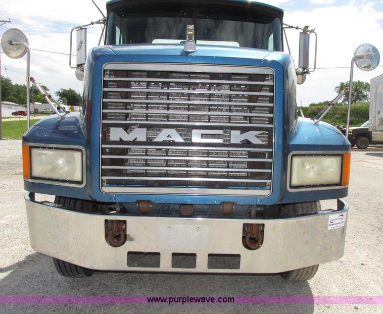 image for item F7400 1995 Mack CH613 semi truck